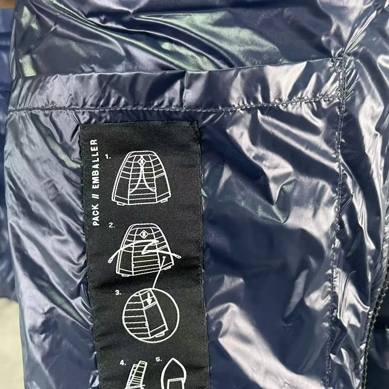 P840 𝑪𝒂𝒏𝒂𝒅𝒂 𝑮𝒐𝒐𝒔𝒆 Canada Goose 2227 Dark Blue Red Label Down Jacket Lightweight Canada Goose Crofton Series Crofton Series Ski Season Logo Solid Color Glossy Hooded Waterproof Windproof Ultra Light Down Jacket Men's Style: Dark Blue Red Label s-xxl